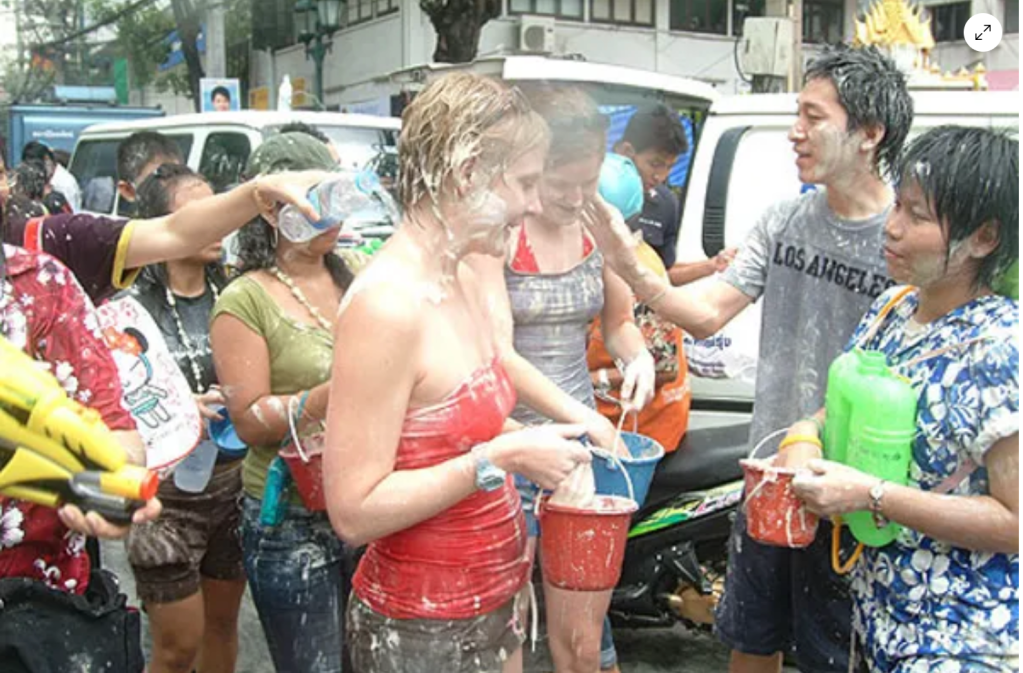 Use of Din Sor Pong during Songkran. Source: https://www.thaispa.ca/post/2017/05/02/din-sor-pong-beauty-secret-of-songkran